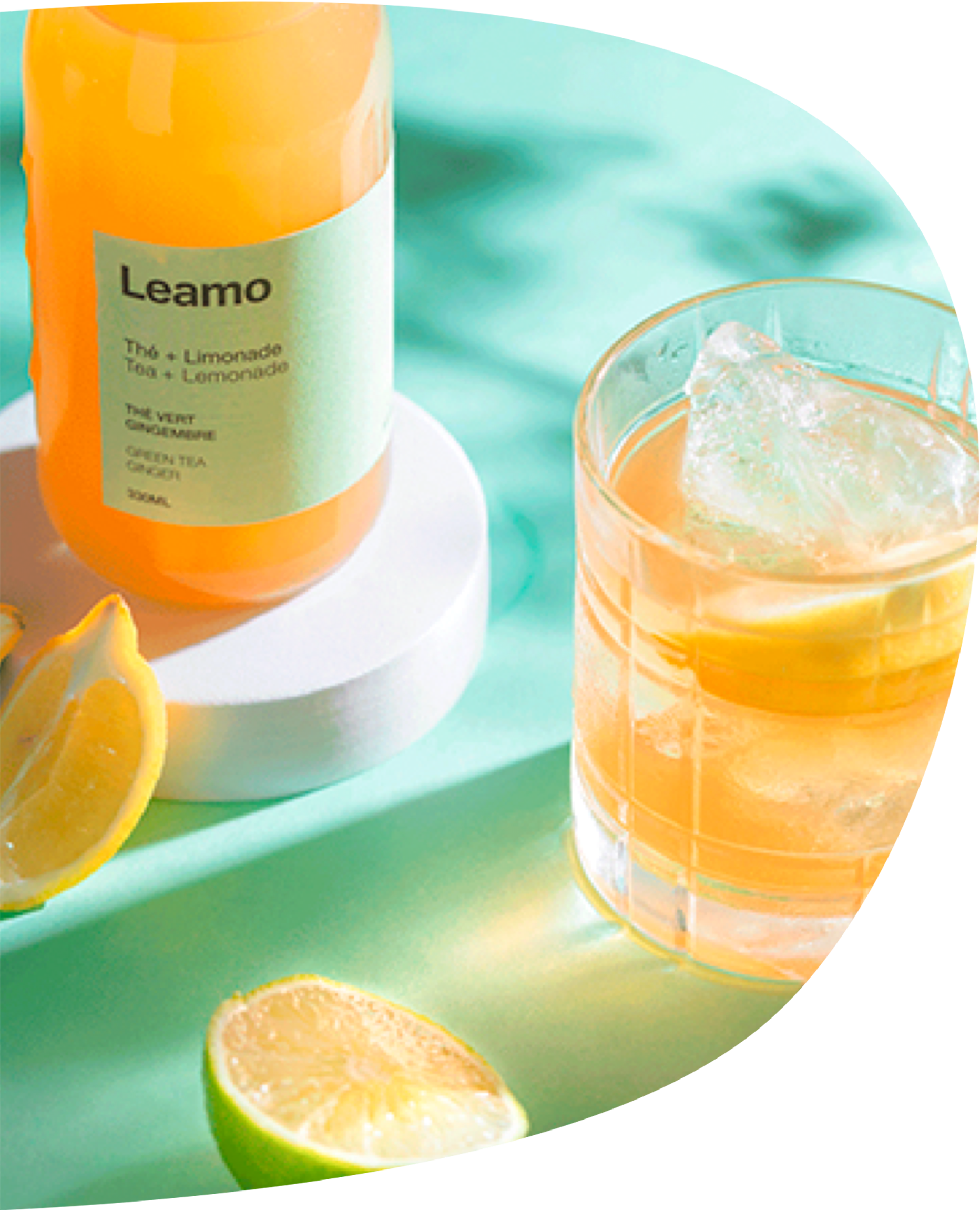  une bouteille leamo avec un verre