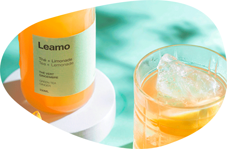  une bouteille leamo avec un verre