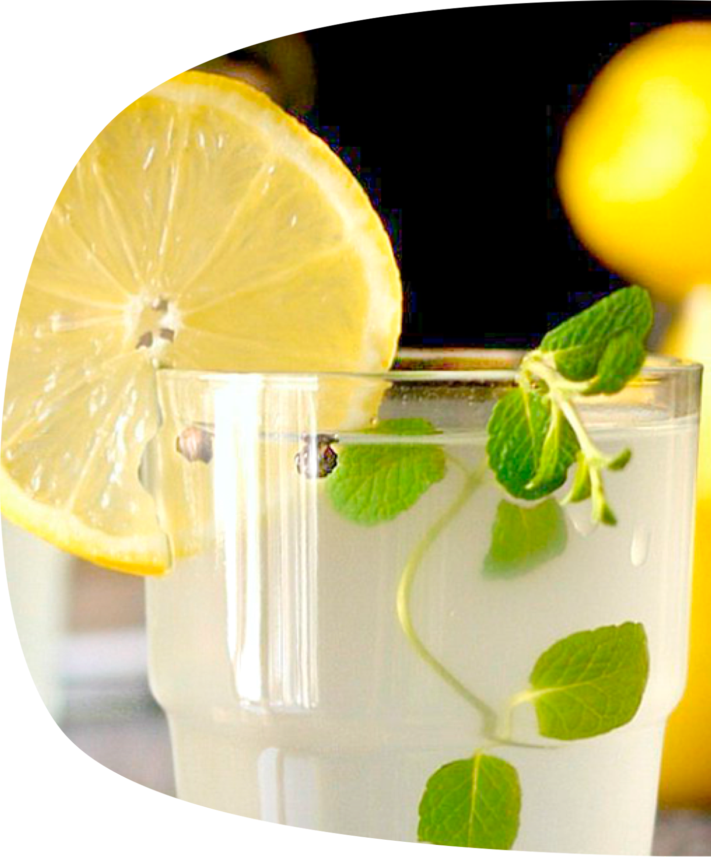 verre avec une tranche de citron