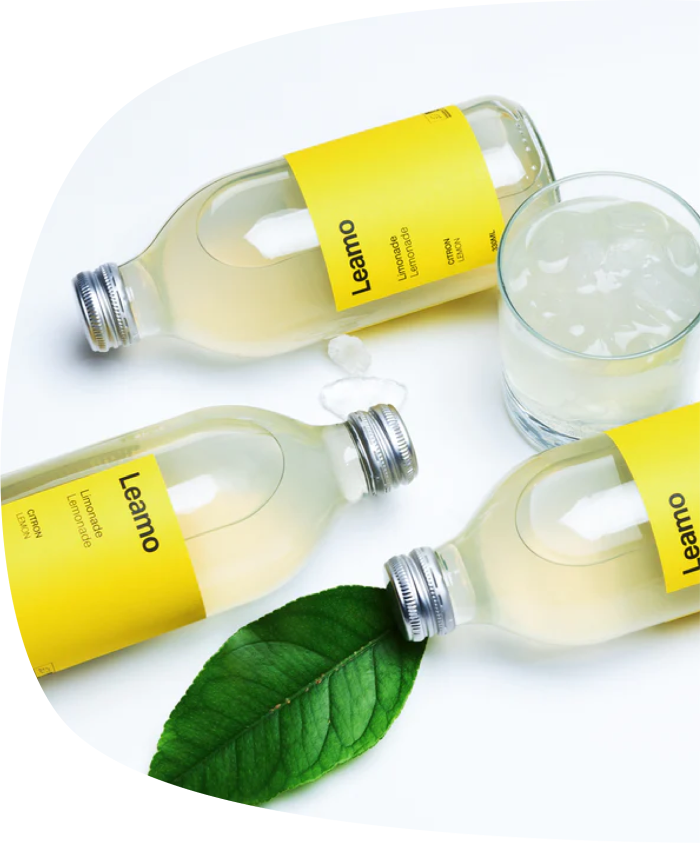 verre avec une tranche de citron